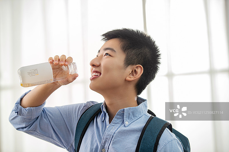 快乐男孩喝水图片素材