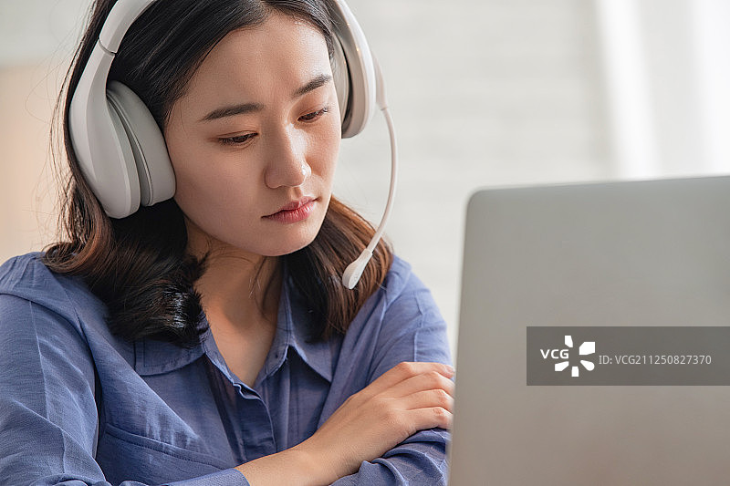 戴着耳机的青年女人图片素材