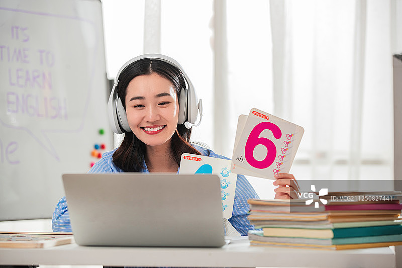 青年女人在线直播教育图片素材