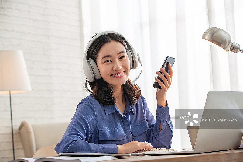 青年女人在线学习图片素材