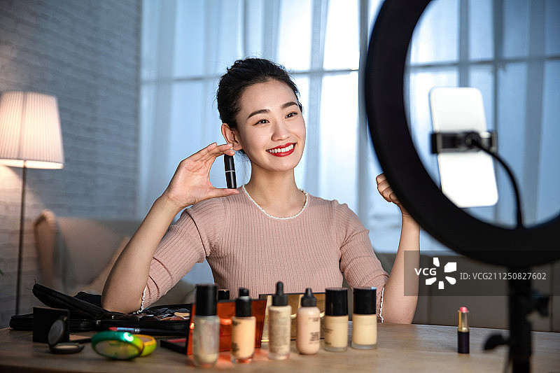 青年女人在线直播化妆图片素材