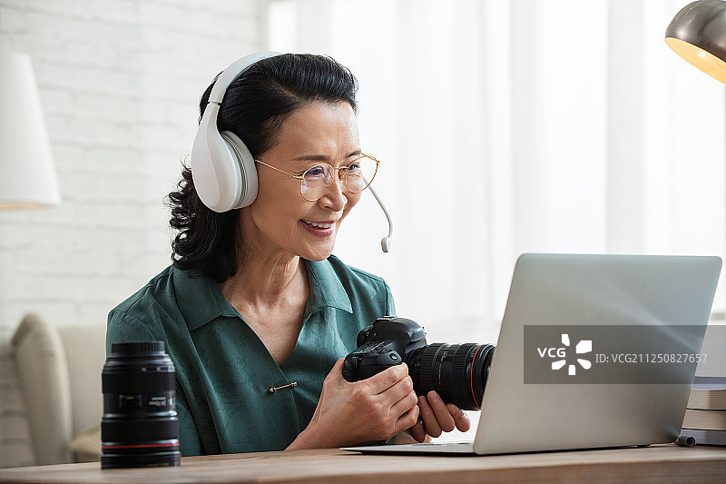 老年人在线学习摄影图片素材