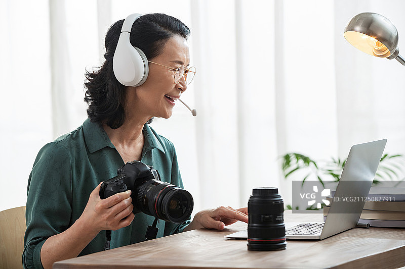 老年人在线学习摄影图片素材