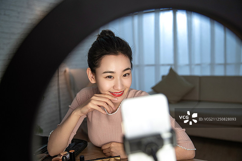 青年女人在线直播化妆图片素材