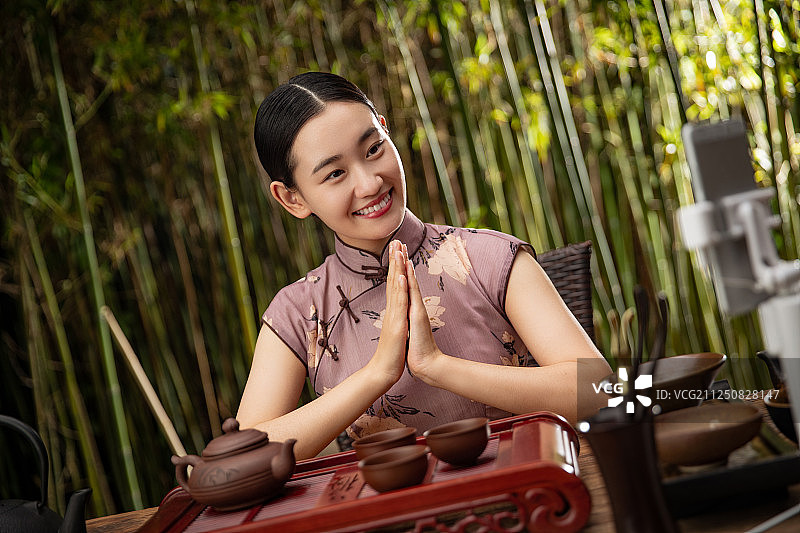 青年女人在线直播茶艺图片素材