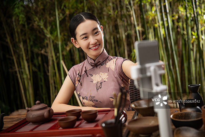 青年女人在线直播茶艺图片素材