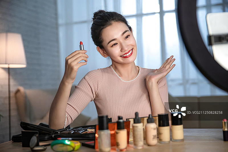青年女人在线直播化妆图片素材