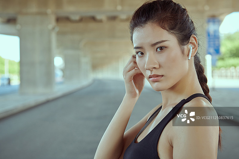 一个运动的青年女性图片素材