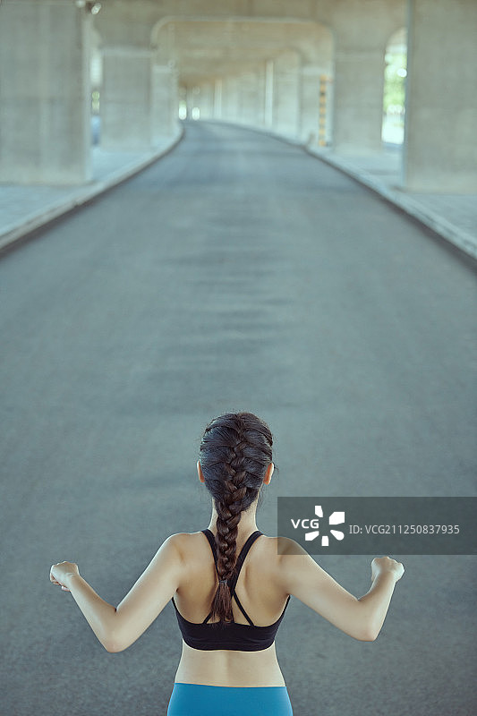 女青年在准备跑步图片素材