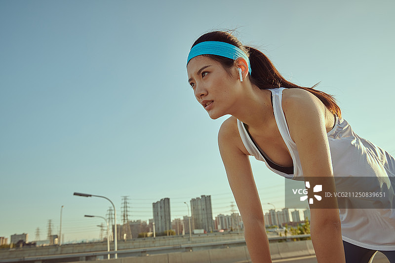 青年女性在做跑步准备图片素材