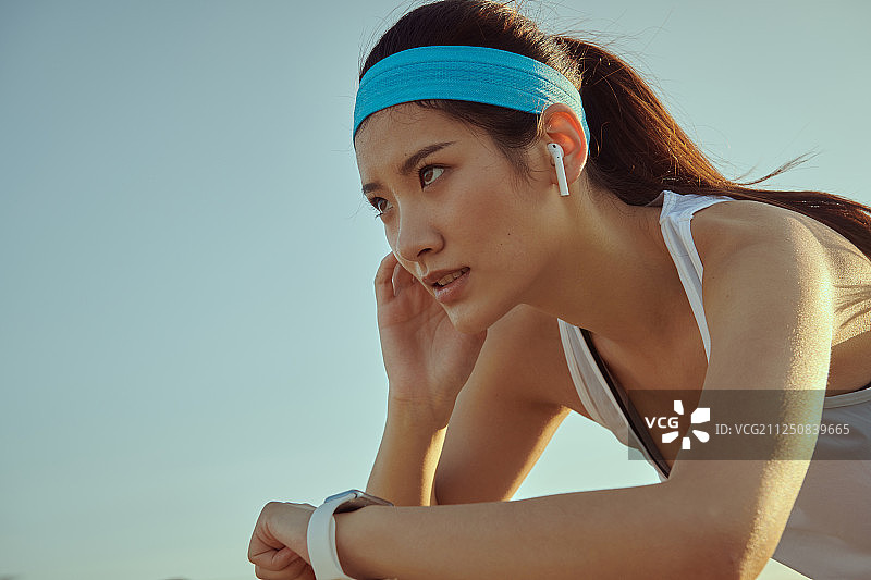 青年女性在做跑步准备图片素材