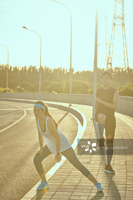 两个青年在做热身运动图片素材