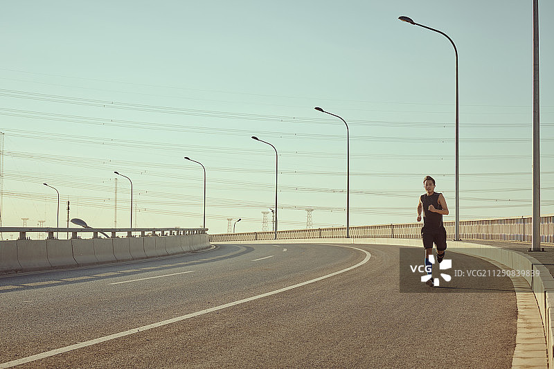 一个男青年在跑步图片素材