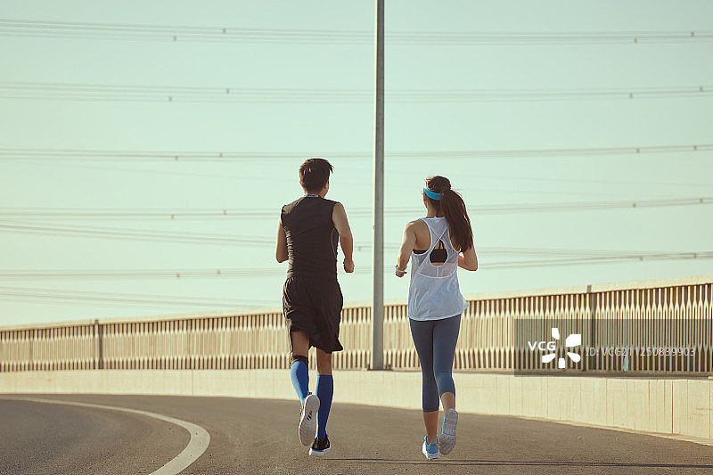 两个青年在跑步图片素材