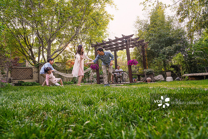 快乐家庭在庭院里玩耍图片素材