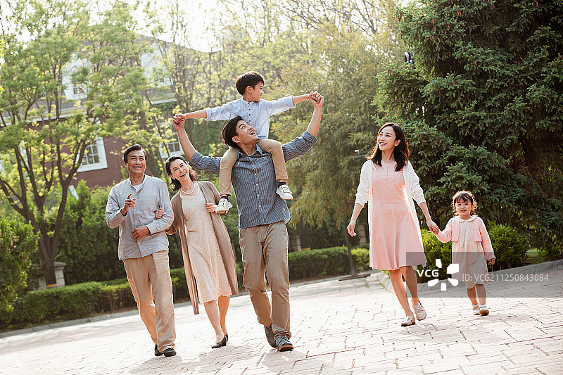 快乐家庭在小区里散步图片素材