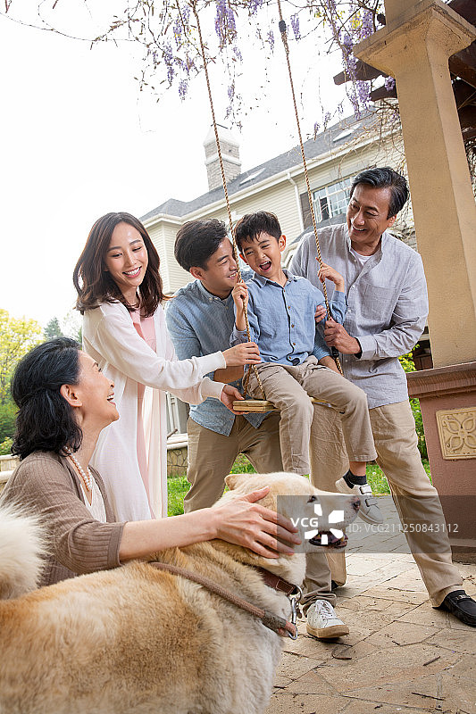 快乐家庭荡秋千图片素材