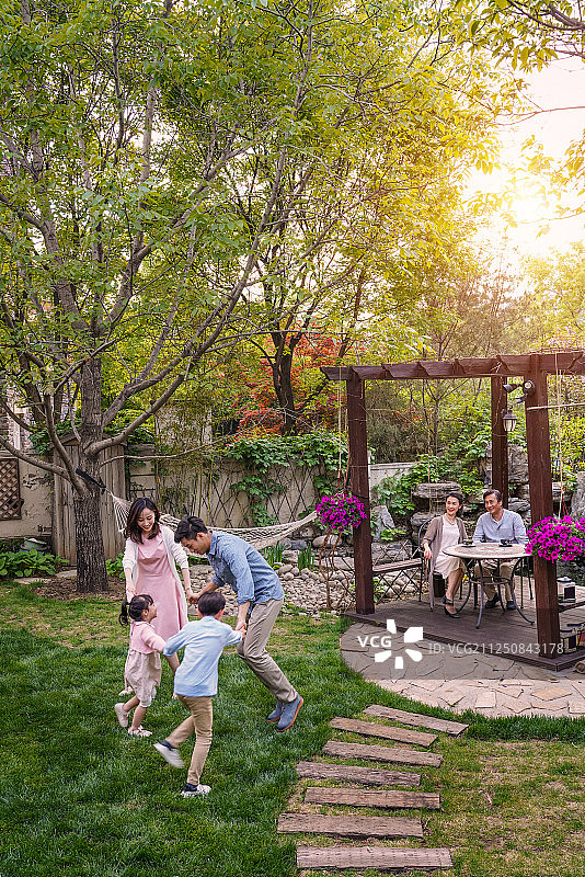 快乐家庭在庭院里玩耍图片素材
