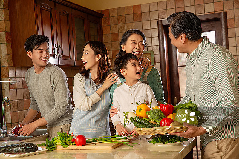 快乐家庭在厨房里做饭图片素材