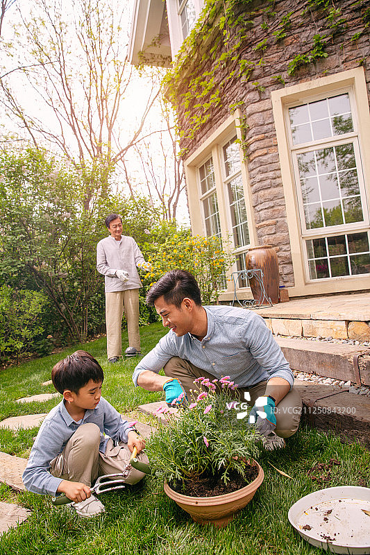 祖孙三代在院子里种花图片素材