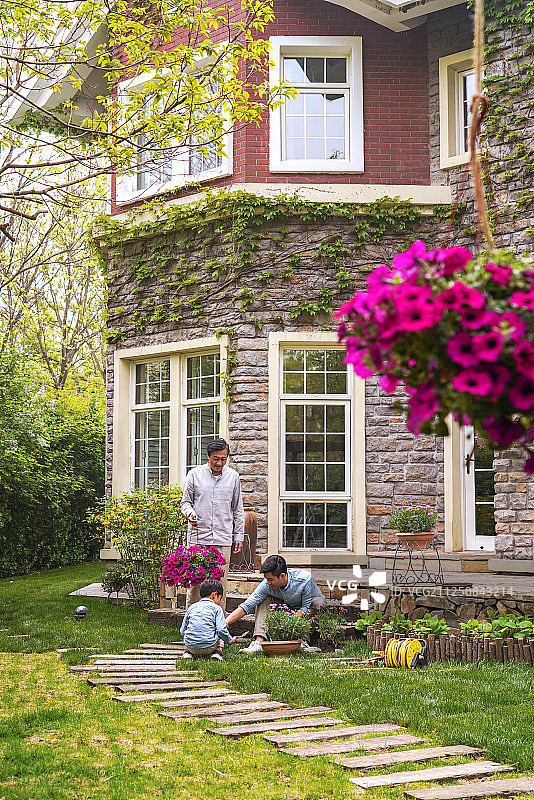 祖孙三代在院子里种花图片素材