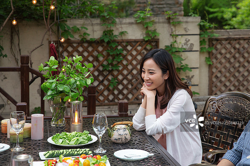 青年女人在院子里用餐图片素材
