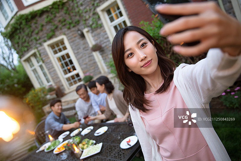 快乐大家庭在庭院里用餐图片素材