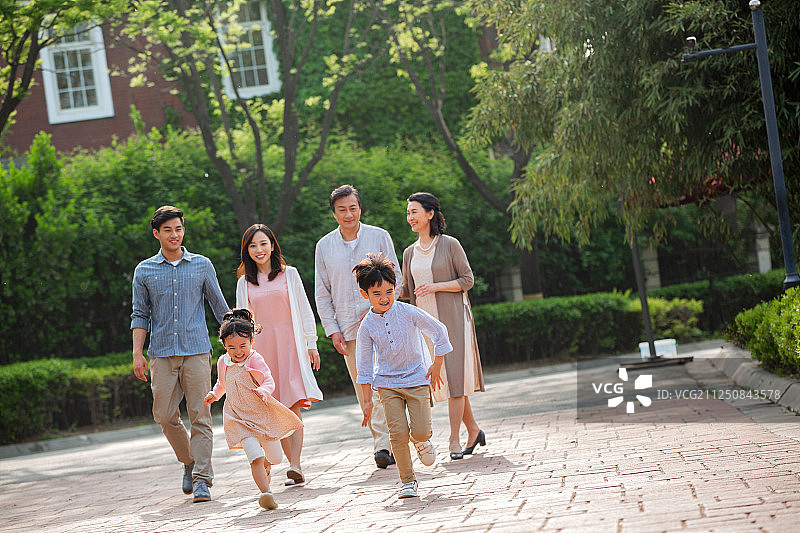 快乐家庭在小区里散步图片素材