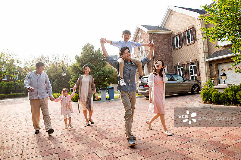 快乐家庭在小区里散步图片素材