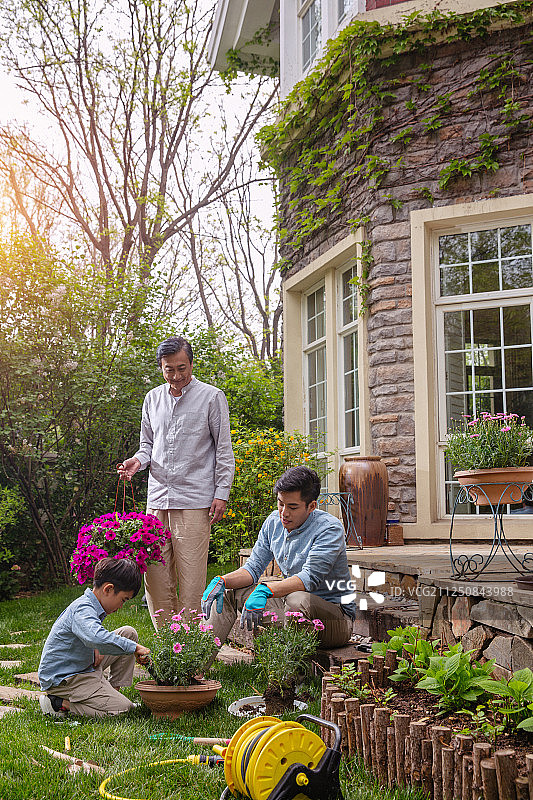 祖孙三代在院子里种花图片素材