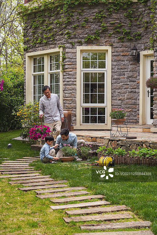 祖孙三代在院子里种花图片素材