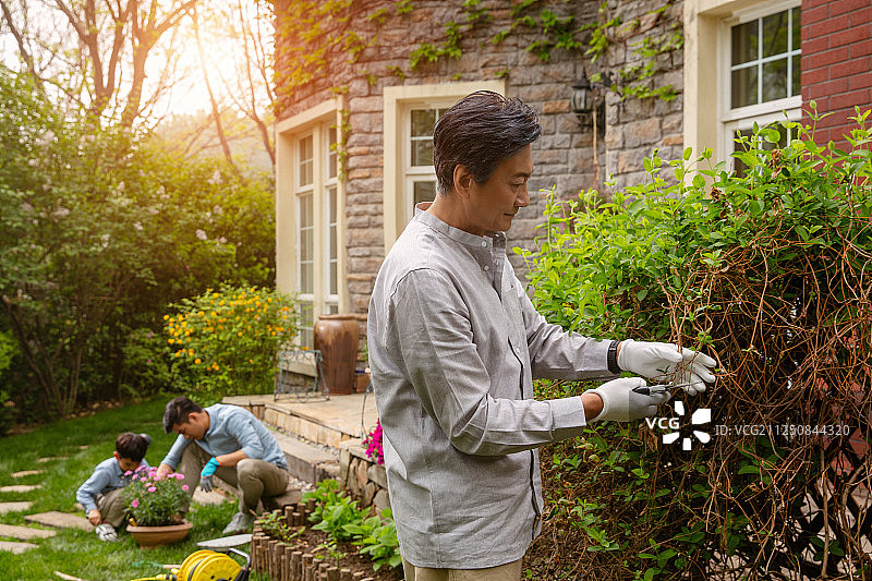祖孙三代在院子里种花图片素材