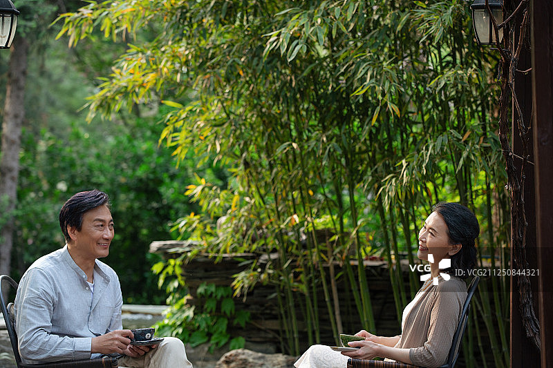 老年夫妇坐在院子里喝茶图片素材