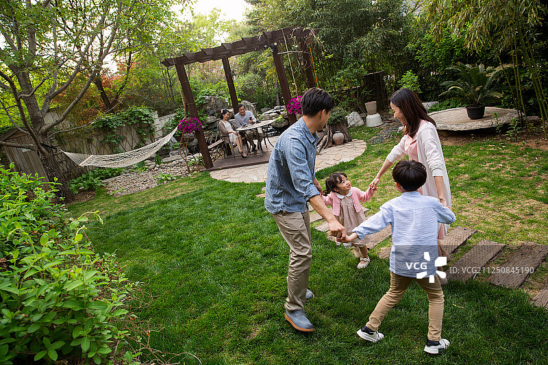 快乐家庭在庭院里玩耍图片素材