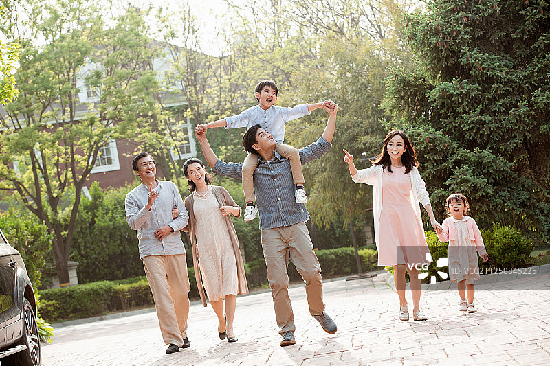 快乐家庭在小区里散步图片素材