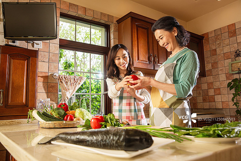 快乐母女在厨房里做饭图片素材