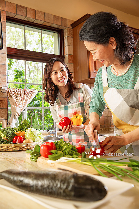 快乐母女在厨房里做饭图片素材