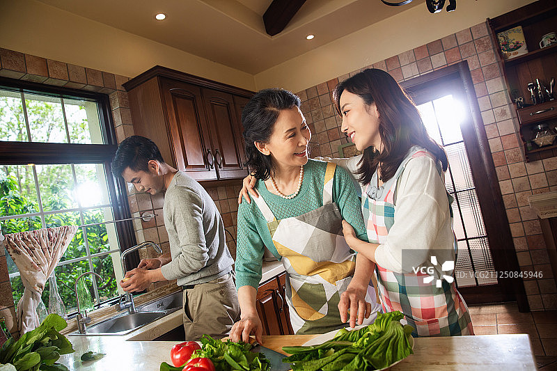 快乐家庭在厨房里做饭图片素材