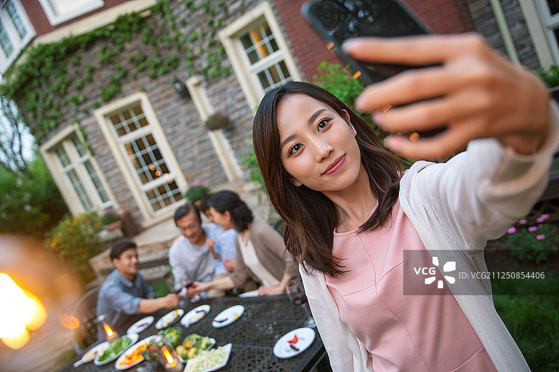 快乐大家庭在庭院里用餐图片素材