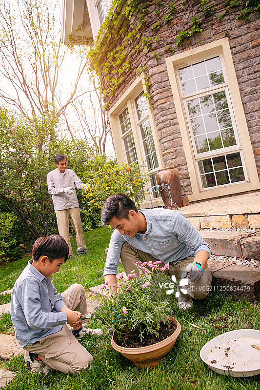 祖孙三代在院子里种花图片素材