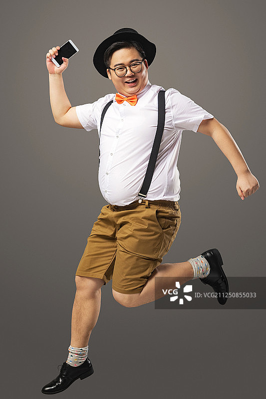 穿背带裤的小胖图片素材