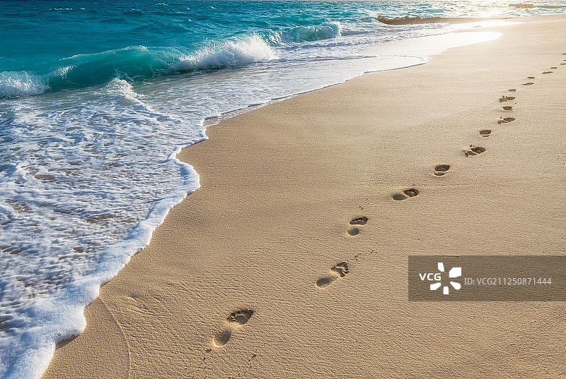沙滩脚印与浪花户外风光图片素材