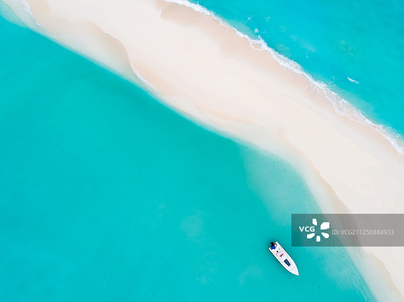 印度洋马尔代夫海域沙洲小岛航拍视角图片素材