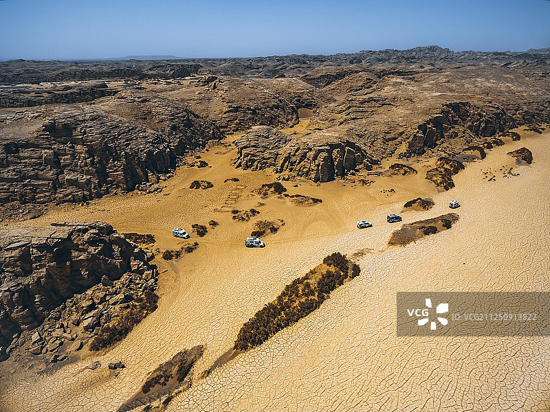 航拍越野车队穿越新疆哈密魔鬼城国家地质公园图片素材