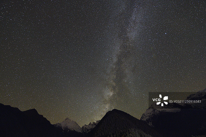 梅里雪山国家公园缅茨姆峰星空图片素材