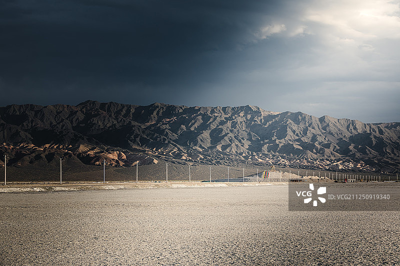 泥火山山脚下开阔路图片素材