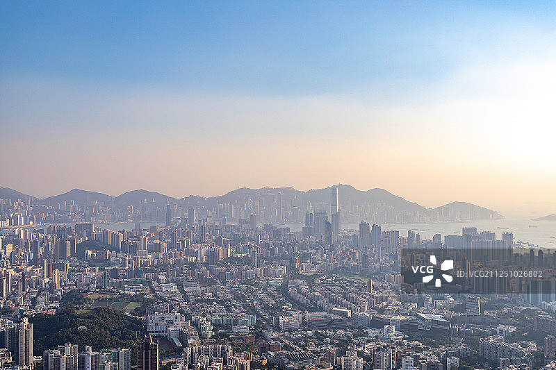 晴天下的香港狮子山-香港城市天际线全景黄昏夜景图片素材