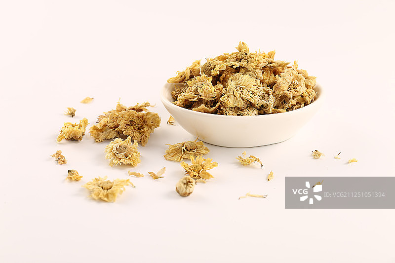 白底背景上满满一碟杭白菊花图片素材