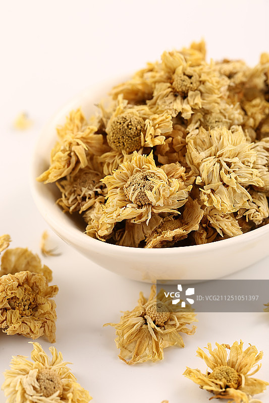 白底背景上满满一碟杭白菊花图片素材
