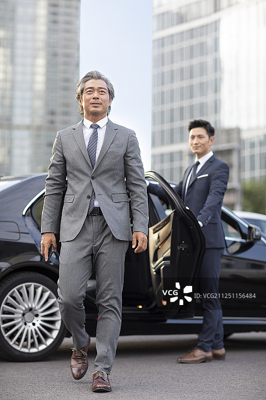 成功的商务男士下车图片素材